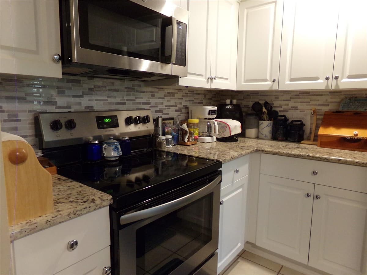 110 CYPRESS WOODS CT — photo 5 of 31