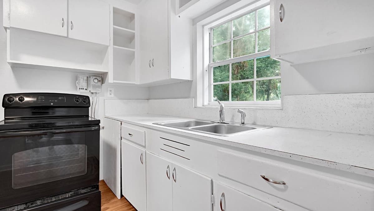 1810 HILLCREST STREET — photo 7 of 18