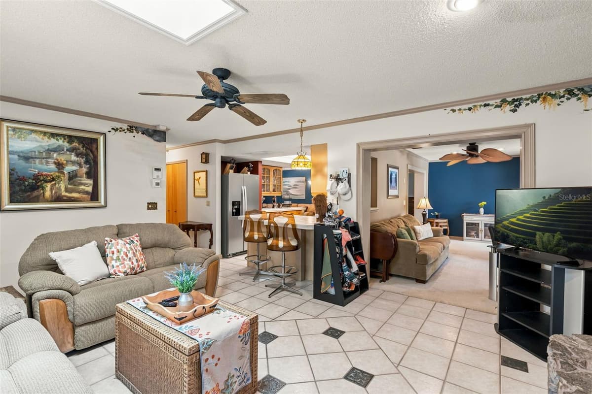 260 QUEENSBERRY COURT — photo 12 of 37