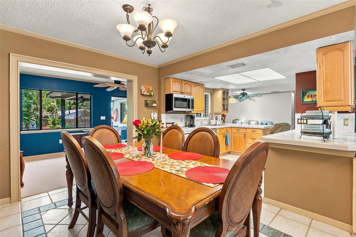 260 QUEENSBERRY COURT — photo 7 of 37