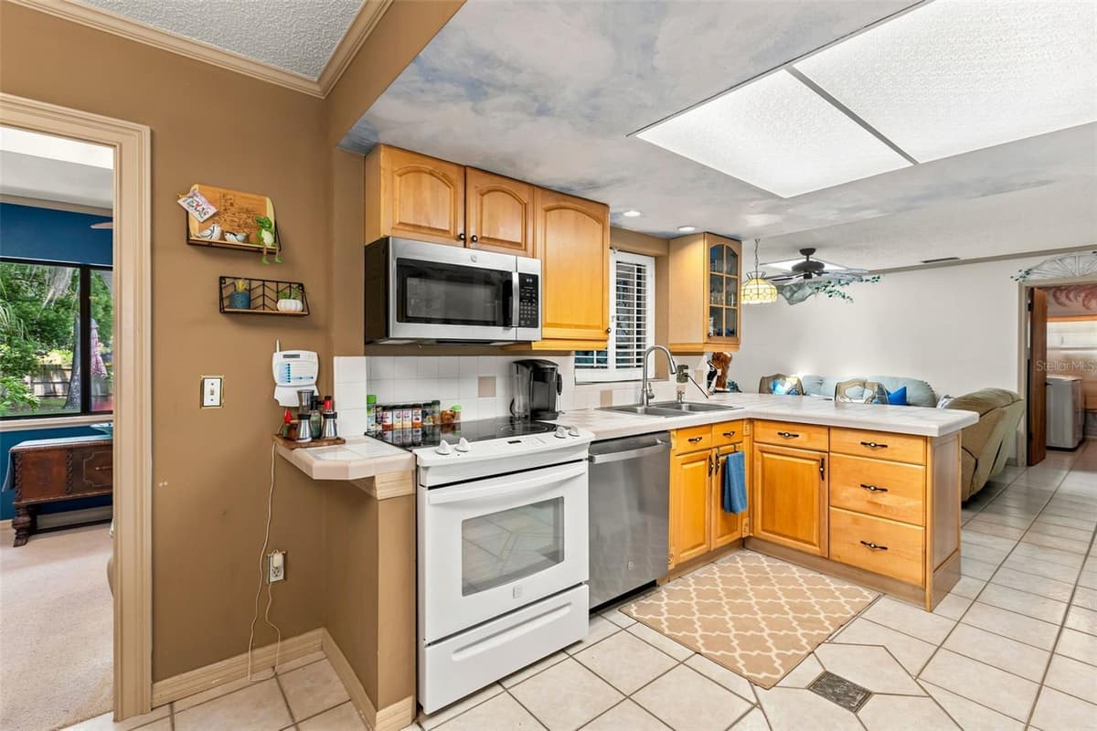 260 QUEENSBERRY COURT — photo 9 of 37