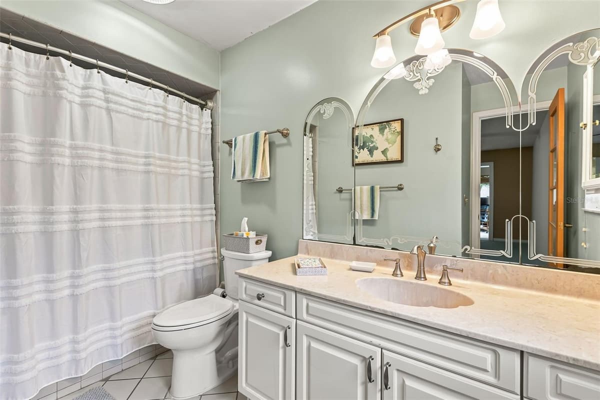 260 QUEENSBERRY COURT — photo 19 of 37