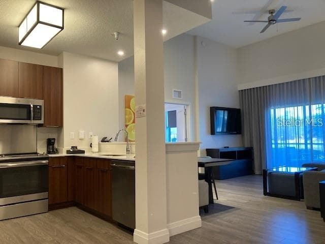 14501 GROVE RESORT AVENUE — photo 4 of 28