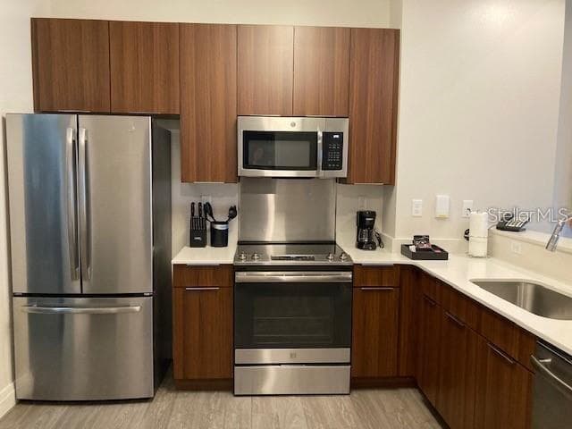 14501 GROVE RESORT AVENUE — photo 3 of 28