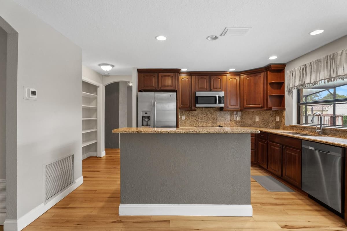 7437 PINEMOUNT DRIVE — photo 5 of 43