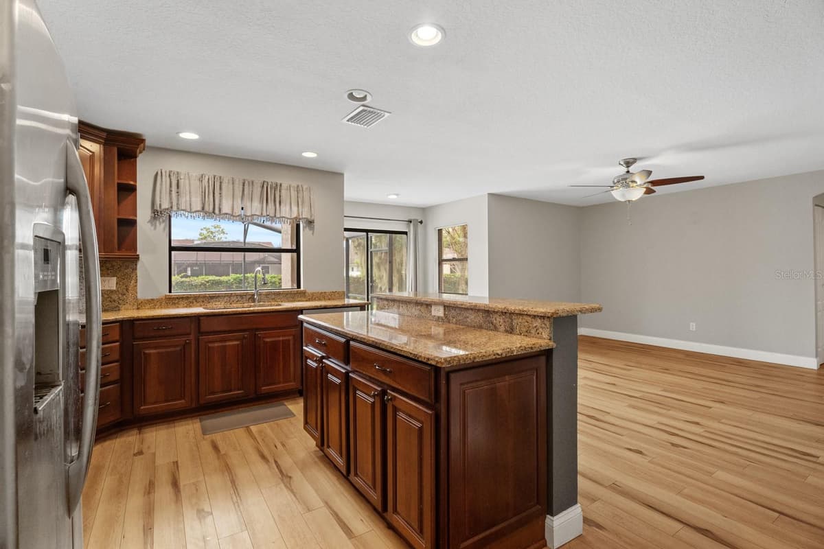 7437 PINEMOUNT DRIVE — photo 3 of 43
