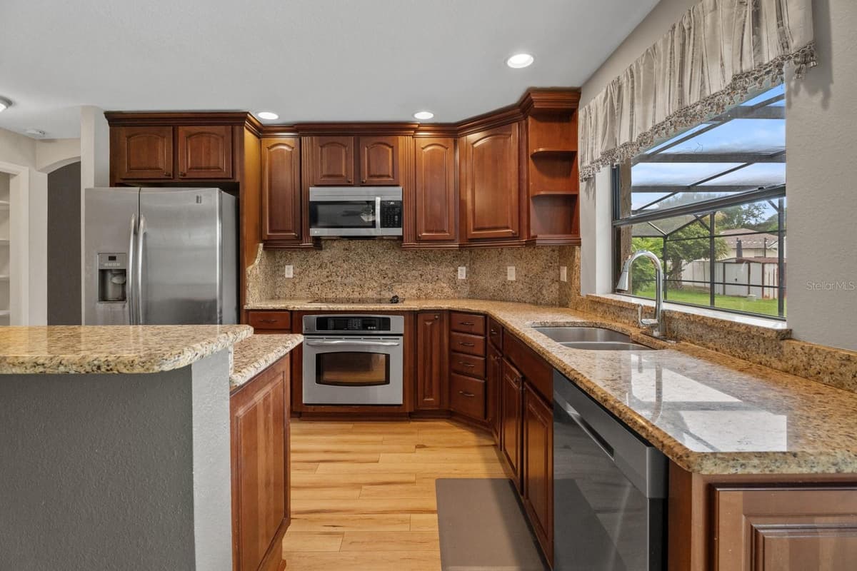 7437 PINEMOUNT DRIVE — photo 4 of 43