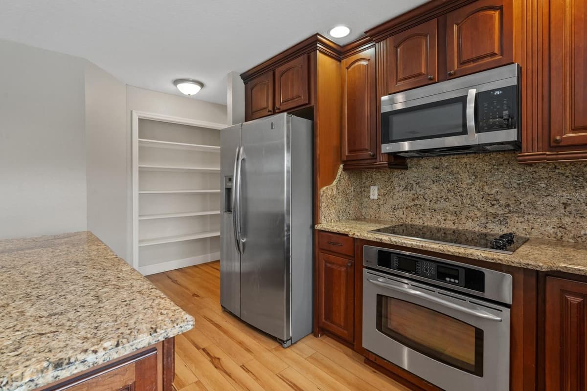 7437 PINEMOUNT DRIVE — photo 6 of 43