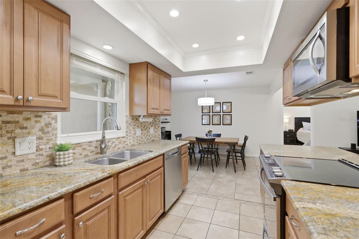 8614 SANDBERRY BLVD — photo 16 of 39