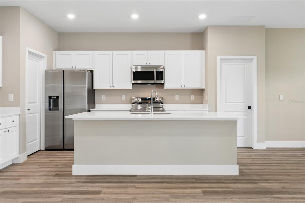 7 UPLAND PLACE — photo 3 of 16