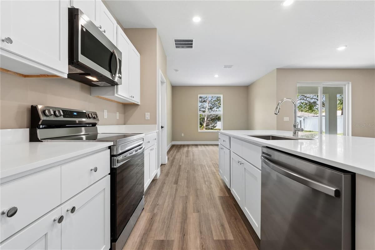 7 UPLAND PLACE — photo 5 of 16