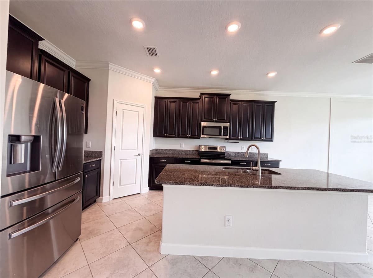 9709 IVORY DRIVE — photo 2 of 34