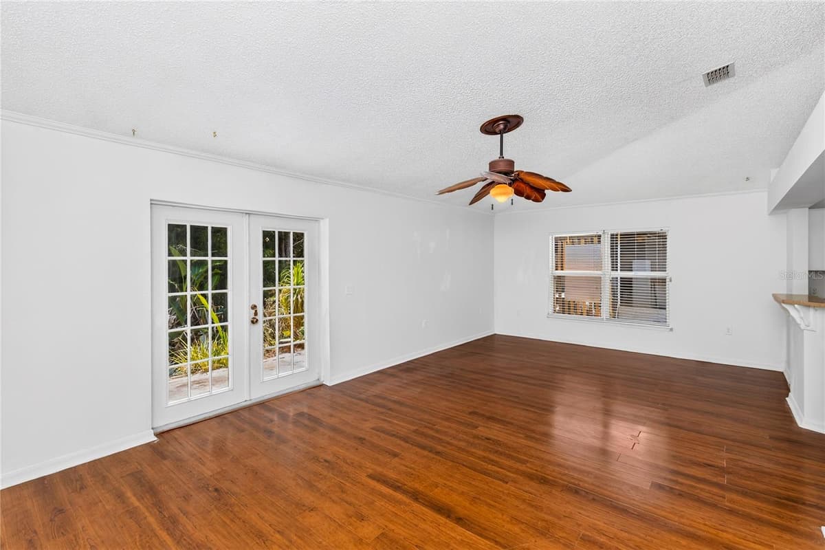 249 CURTIS AVENUE — photo 13 of 33