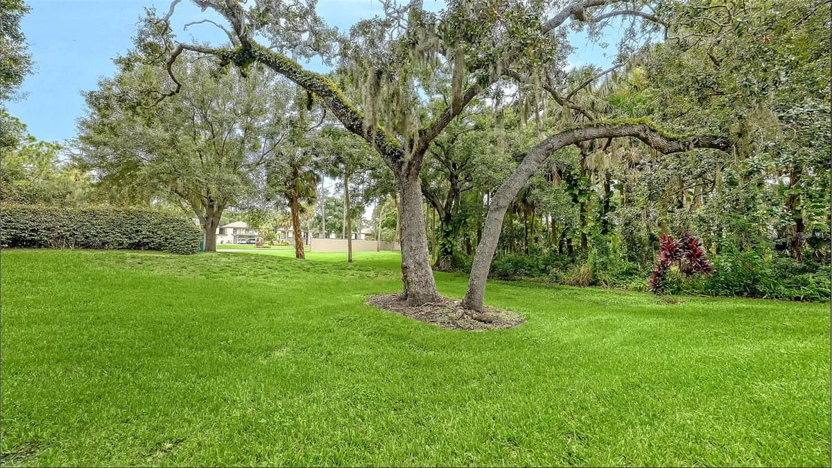 7864 EAGLE CREEK DRIVE — photo 13 of 17