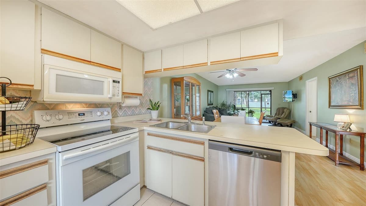7864 EAGLE CREEK DRIVE — photo 7 of 17