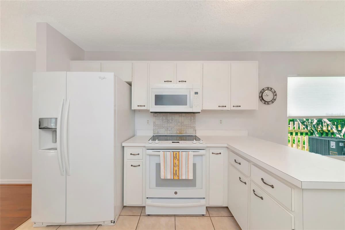 2405 ICECAPADE DRIVE — photo 17 of 50