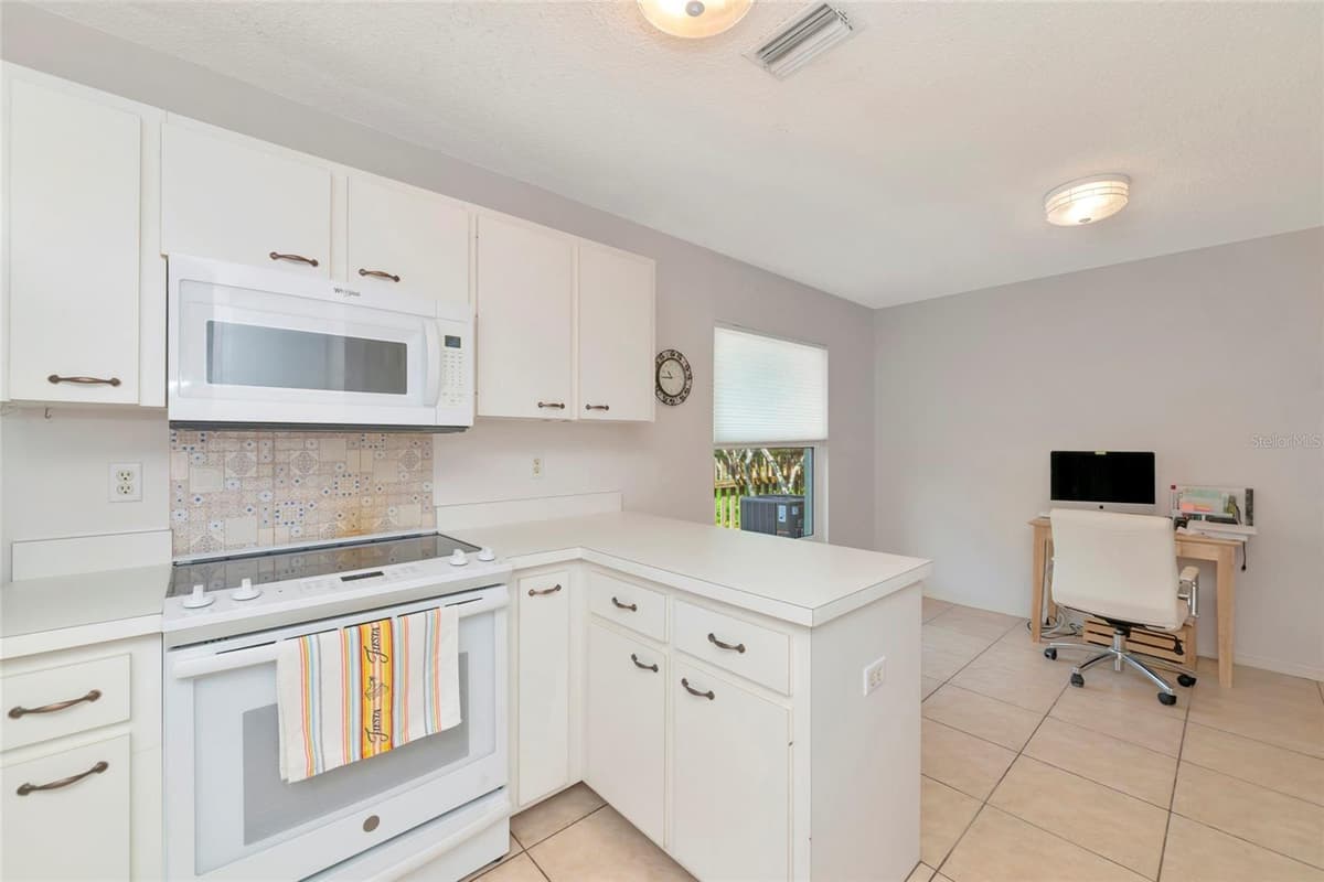2405 ICECAPADE DRIVE — photo 16 of 50