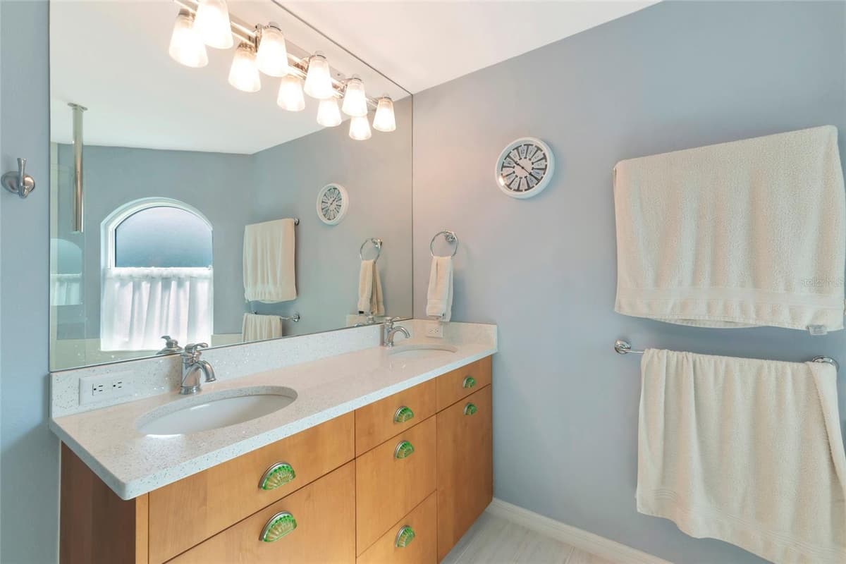 2405 ICECAPADE DRIVE — photo 27 of 50