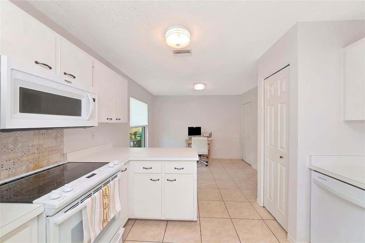2405 ICECAPADE DRIVE — photo 15 of 50