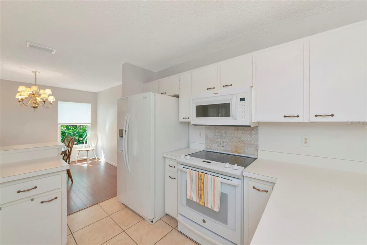 2405 ICECAPADE DRIVE — photo 13 of 50