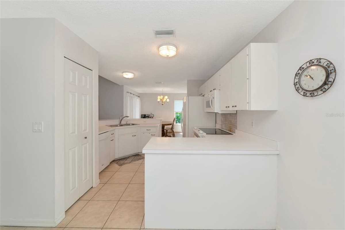 2405 ICECAPADE DRIVE — photo 18 of 50