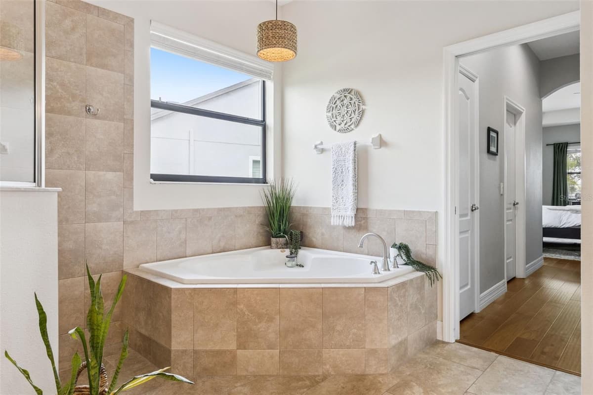 2590 LAKE MANOR DRIVE — photo 12 of 39
