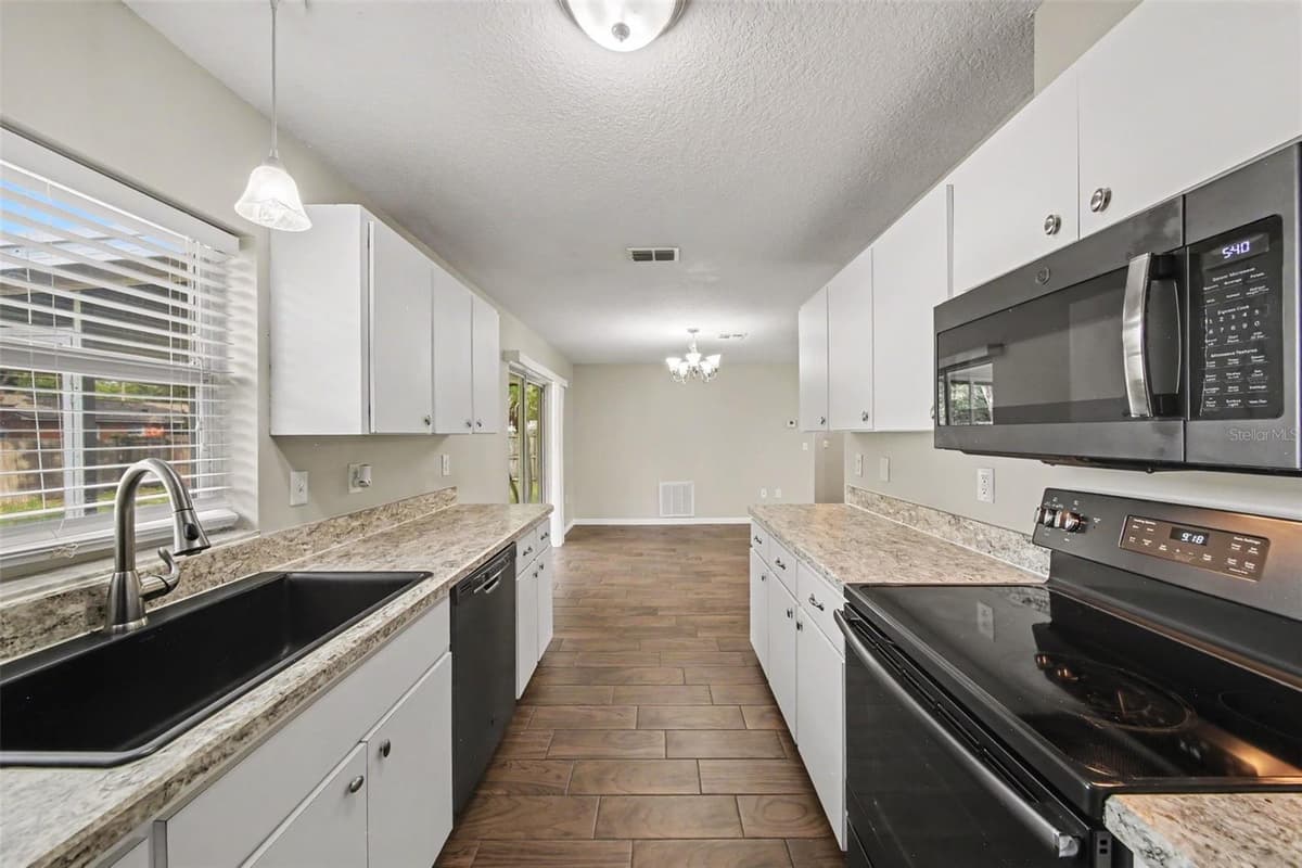 450 PARK GLEN DRIVE — photo 4 of 15