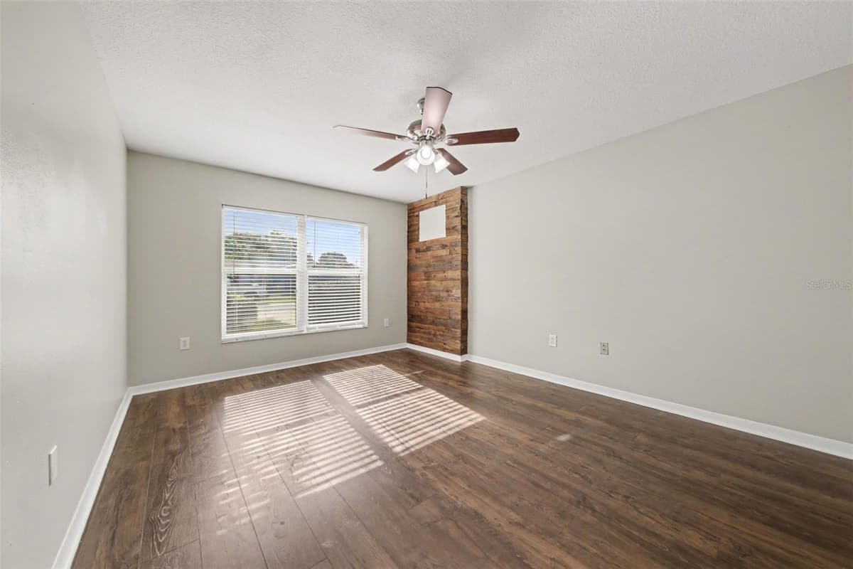 450 PARK GLEN DRIVE — photo 7 of 15