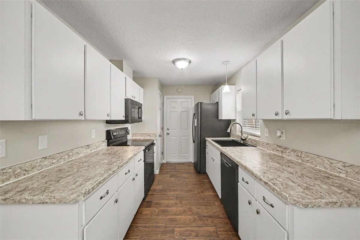 450 PARK GLEN DRIVE — photo 5 of 15