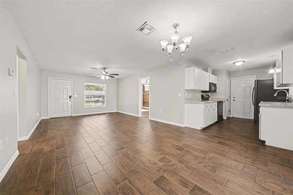 450 PARK GLEN DRIVE — photo 2 of 15