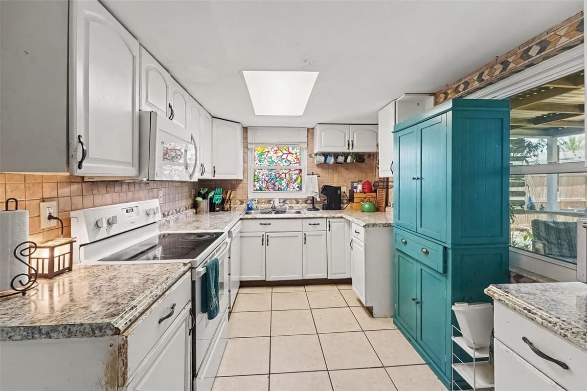 8143 HIXTON DRIVE — photo 11 of 22