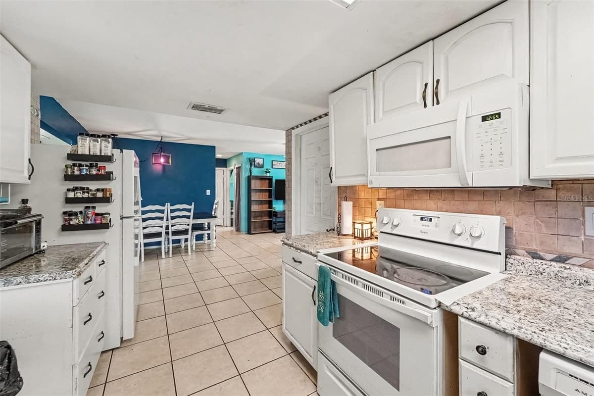 8143 HIXTON DRIVE — photo 10 of 22