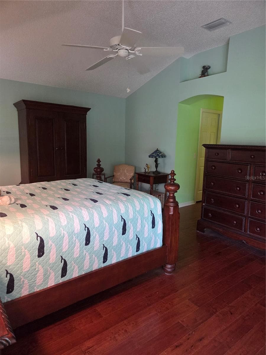 1569 ANDREWS AVENUE — photo 3 of 13