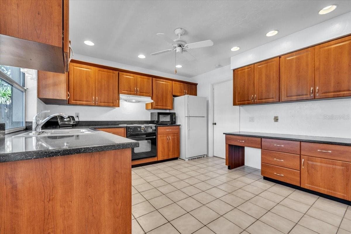 5012 PALM AIRE DRIVE — photo 11 of 50