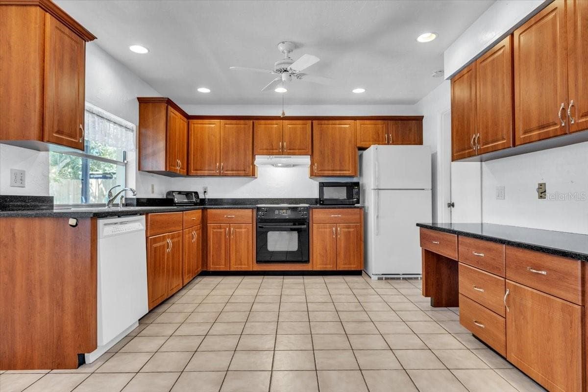 5012 PALM AIRE DRIVE — photo 9 of 50