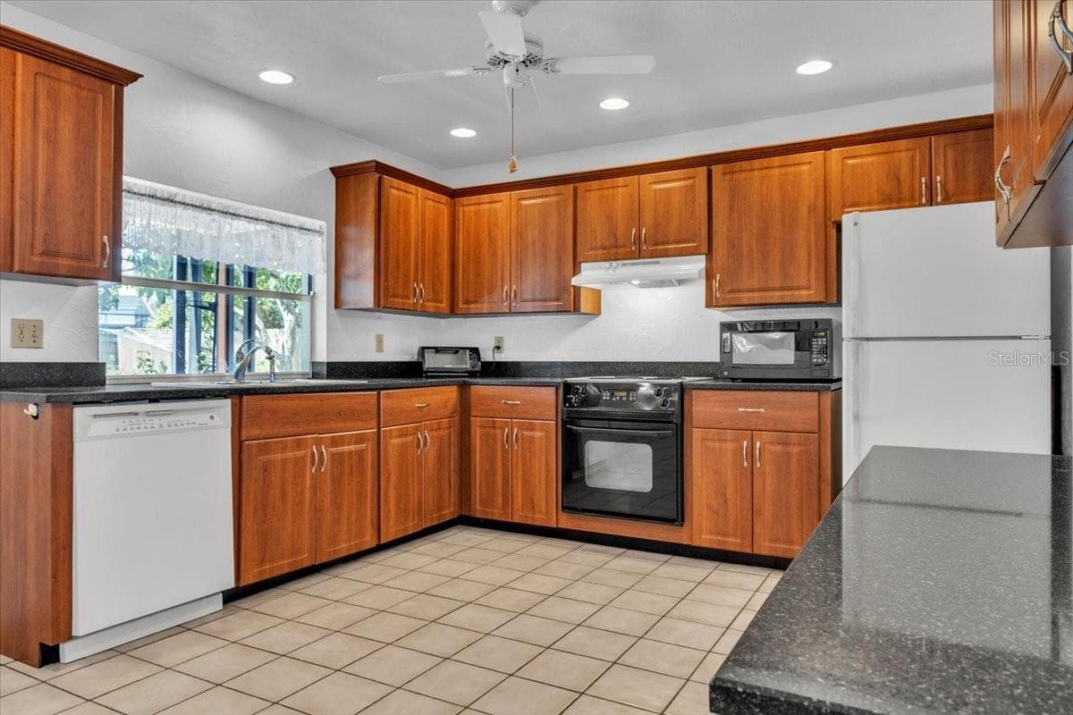 5012 PALM AIRE DRIVE — photo 10 of 50