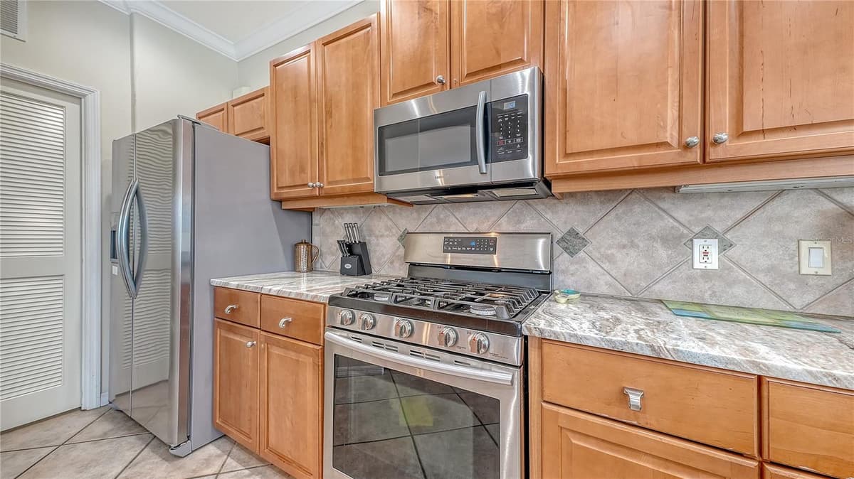 6521 SUNDEW COURT — photo 16 of 56