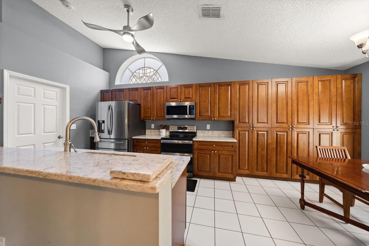 2511 ESTANCIA BOULEVARD — photo 10 of 41