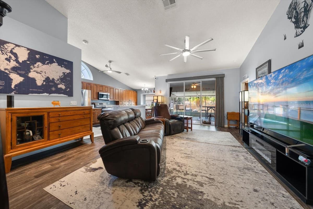 2511 ESTANCIA BOULEVARD — photo 4 of 41