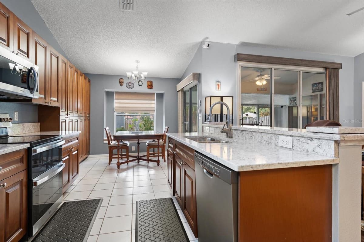 2511 ESTANCIA BOULEVARD — photo 8 of 41
