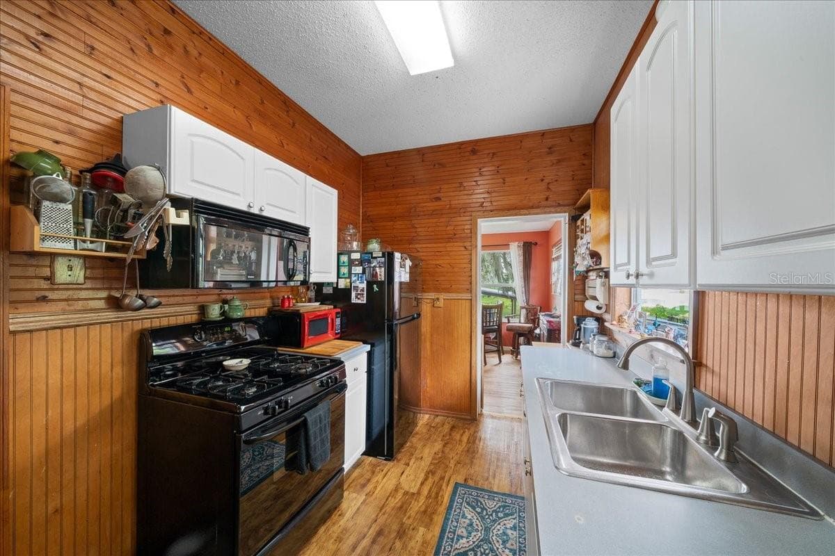 506 LAKE STREET — photo 10 of 50