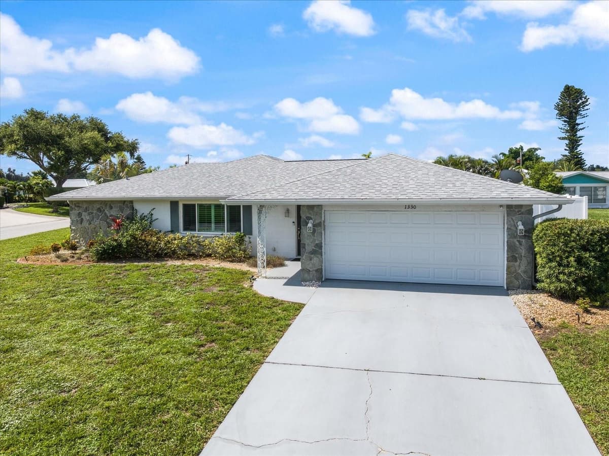 1330 CAMBRIDGE DRIVE — photo 34 of 36