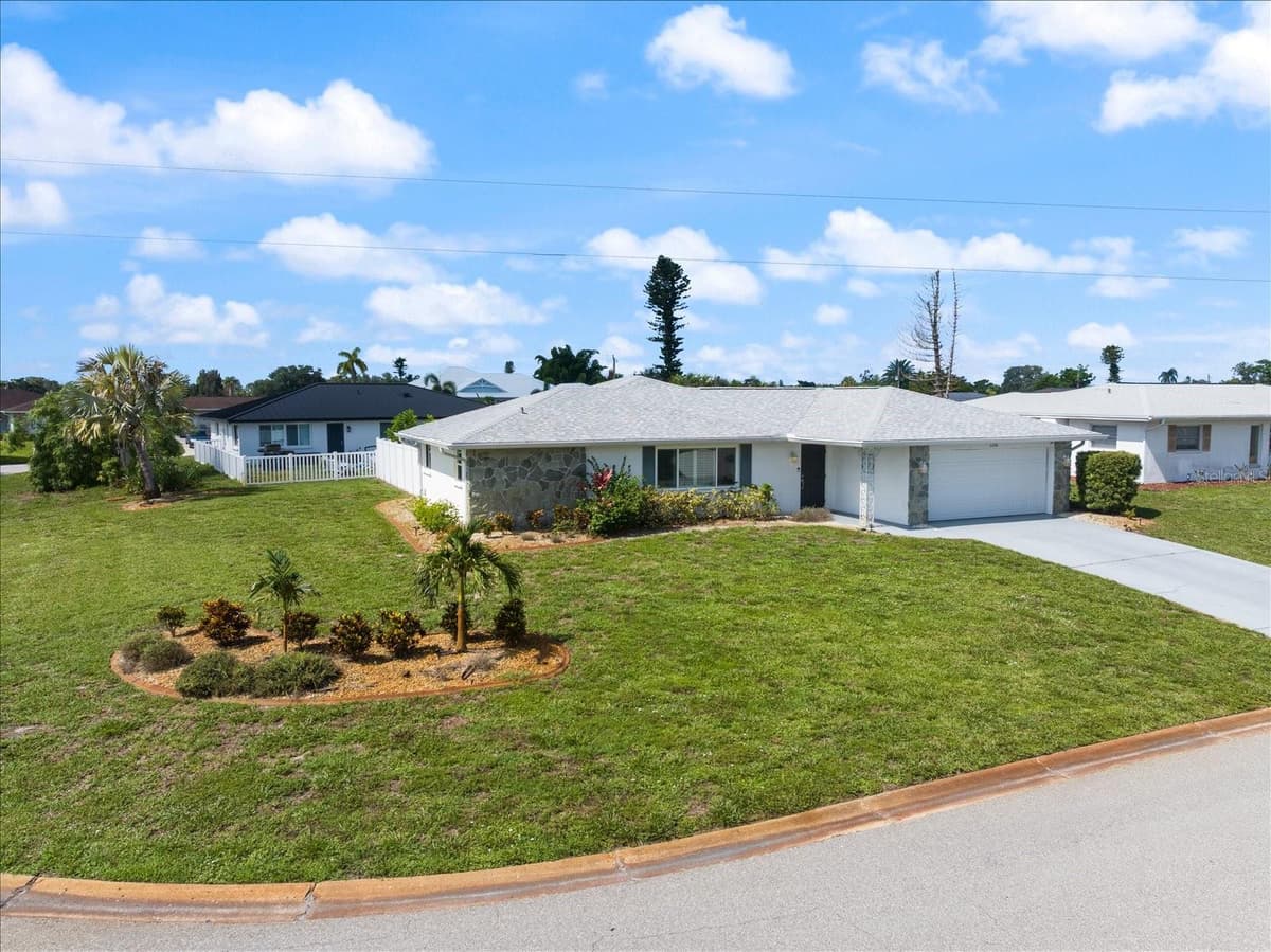 1330 CAMBRIDGE DRIVE — photo 35 of 36
