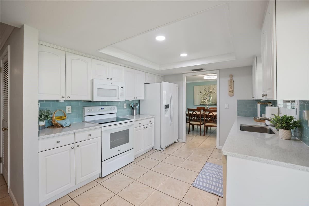 1330 CAMBRIDGE DRIVE — photo 13 of 36