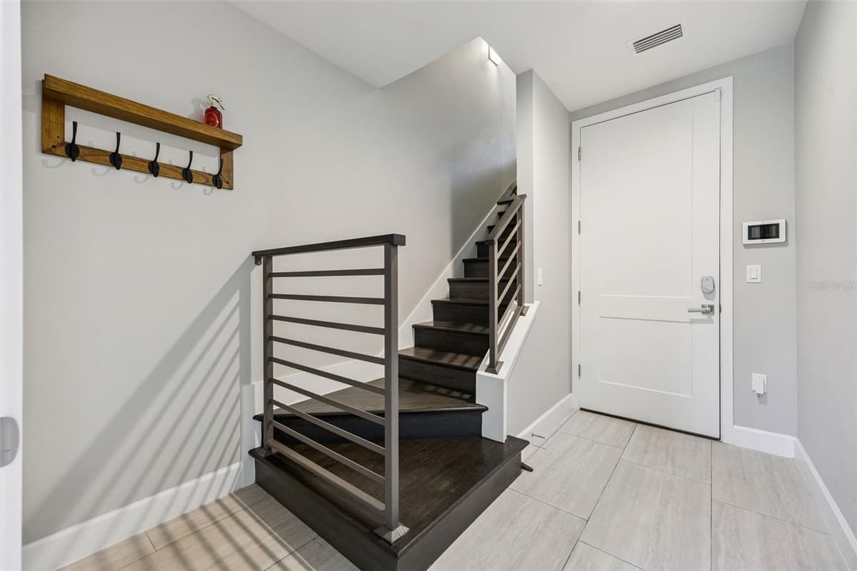 484 PLANT STREET — photo 4 of 54