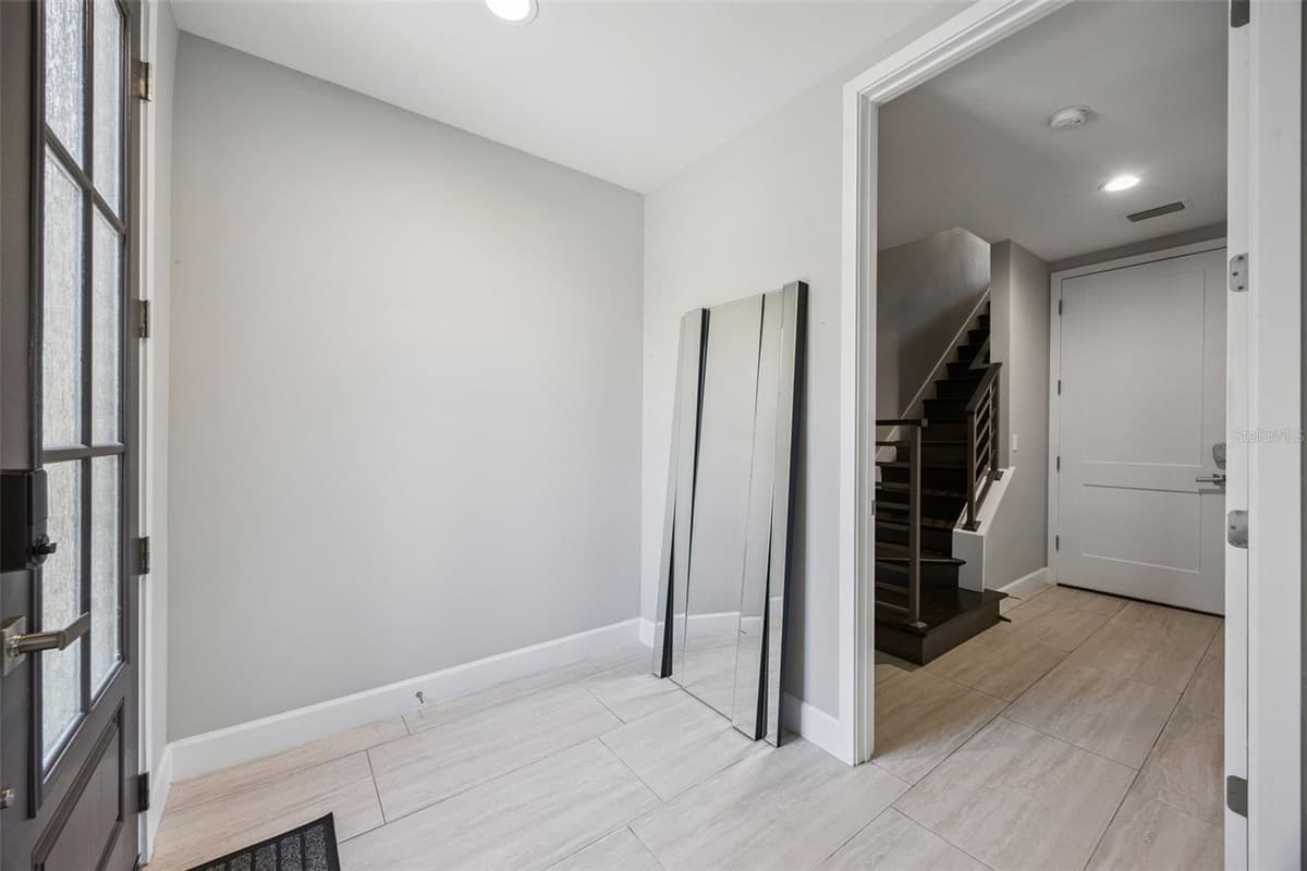 484 PLANT STREET — photo 3 of 54