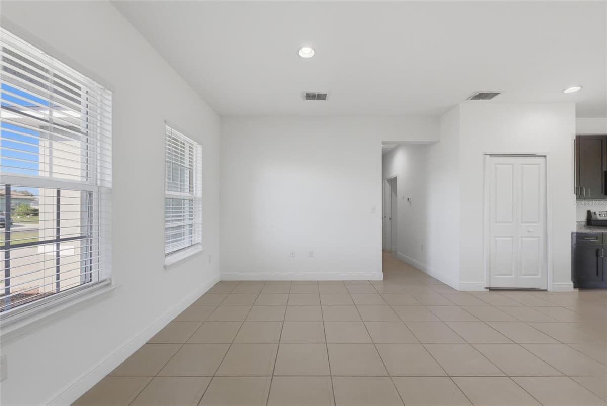 304 BEGONIA COURT — photo 5 of 32