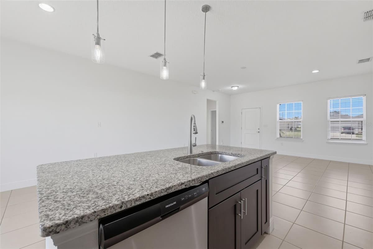 304 BEGONIA COURT — photo 11 of 32