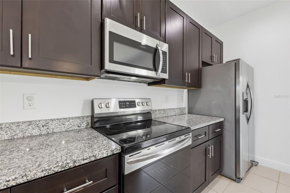 304 BEGONIA COURT — photo 13 of 32