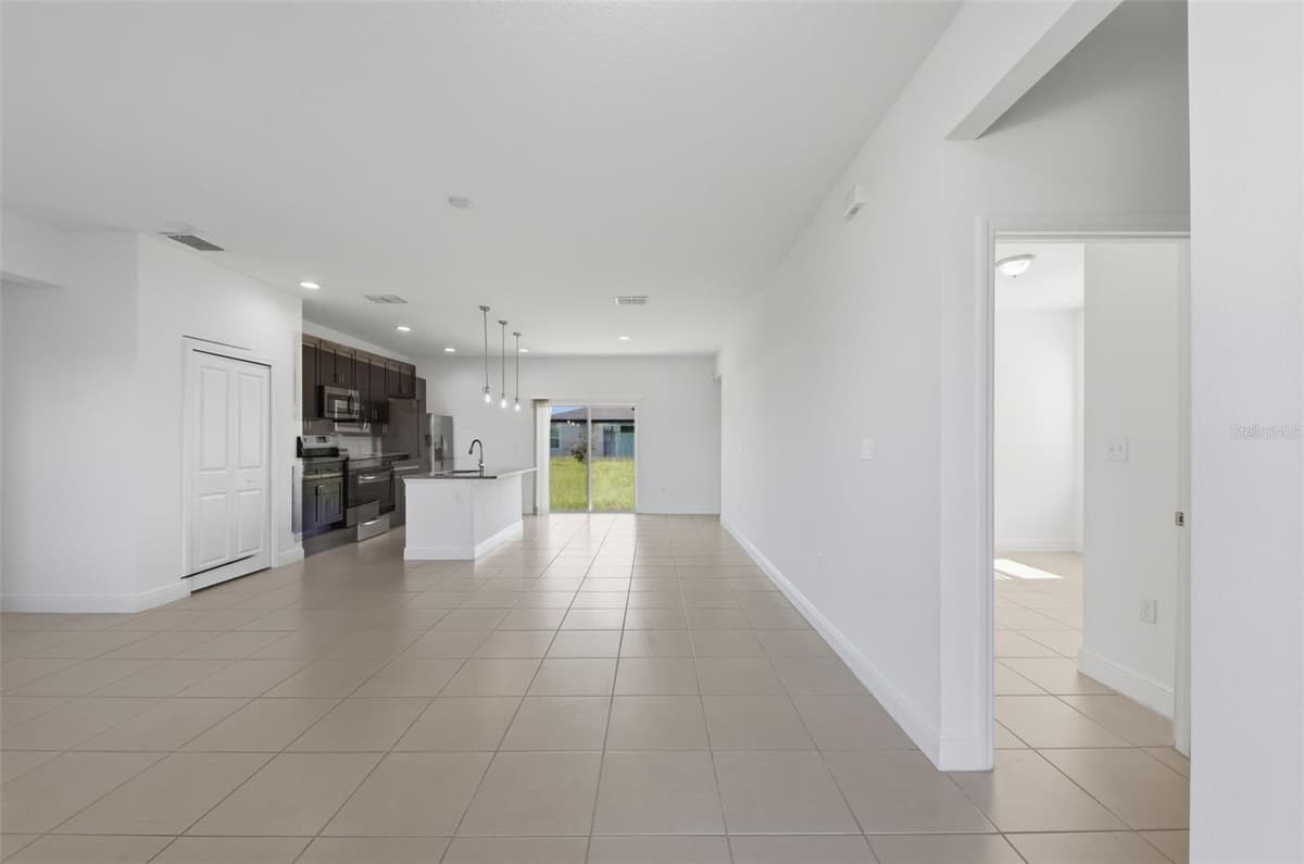 304 BEGONIA COURT — photo 4 of 32